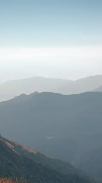 GHOREPANI, NEPAL - 10 HAZİRAN 2025: Nepal 'de nefes kesen Ghorepani güzelliği çarpıcı dağ manzarası ve gündüzleri huzurlu doğal ortamlar, pan.
