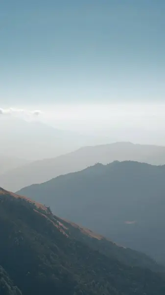 GHOREPANI, NEPAL - 10 HAZİRAN 2025 Ghorepani gündüz yürüyüşü büyüleyici dağ manzarası ve Nepal Annapurna, pan zengin doğa.