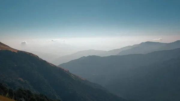 GHOREPANI, NEPAL - 10 HAZİRAN 2025 Ghorepani gündüz yürüyüşü büyüleyici dağ manzarası ve Nepal Annapurna, pan zengin doğa.