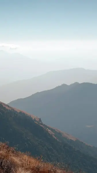 GHOREPANI, NEPAL - 10 HAZİRAN 2025: Nepal 'de nefes kesen Ghorepani güzelliği çarpıcı dağ manzarası ve gündüzleri huzurlu doğal ortamlar, pan.
