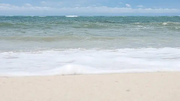 BALI, INDONEZYA - 22 HAZİRAN 2018: Pandava Sahili 'nin temiz kumu ve Hint Okyanusu' nun güzel arka planı, Bali.