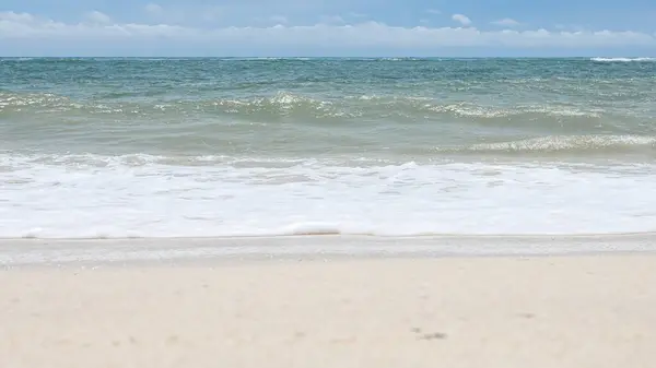 Bali, Indonezya - 22 Ocak 2018: Pandava Sahili ve Hint Okyanusu dalgalarının doğal beyaz kumu, Bali.