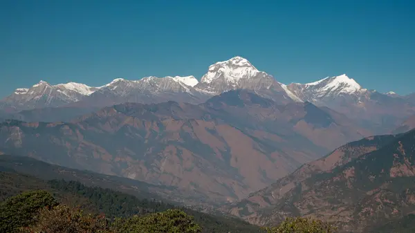 GHOREPANI, NEPAL - 10 HAZİRAN 2025 Nepals Ghorepani bölgesinde unutulmaz bir yolculuk sırasında göz kamaştırıcı manzaralar ve görkemli dağlar,.