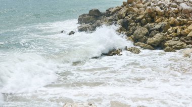 BALI, İNDONEZYA - 22 HAZİRAN 2018: Sersemletici okyanus dalgaları Pandawa Sahili, Bali yakınlarındaki kayalara çarptı.