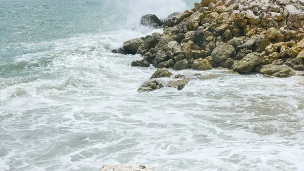 Bali, Indonezya - 22 Ocak 2018: Güzel okyanus dalgaları Pandawa Sahili, Bali yakınlarındaki kayalara çarptı.