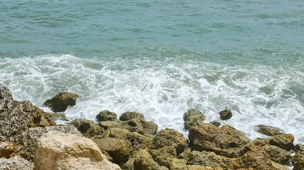 BALI, INDONEZYA - 22 HAZİRAN 2018 Ön planda Rocky sahili ve Pandawa Sahili yakınlarında Hint Okyanusu manzaralı dalgalar, Bali.