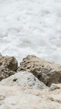 Bali, Indonezya - 22 Ocak 2018: Kayalar ön planda ve Hint Okyanusu dalgaları Pandawa Sahili yakınlarında, Bali. 4K