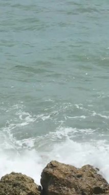 Bali, Indonezya - 22 Ocak 2018: Kayalar ve Hint Okyanusu dalgaları Pandawa Sahili yakınlarında, Bali. 4K, el bilgisayarı. Güneşli bir gün