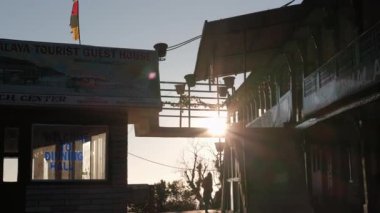 TADAPANI, NEPAL - 11 HAZİRAN 2025 Tadapani köyü, Nepal 'deki pansiyonlara sabah ışığı, yerel hayatın pitoresk bir atmosferini yaratır.