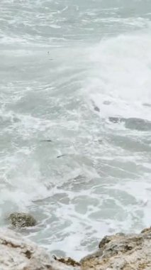 Bali, Indonezya - 22 Ocak 2018: Kayalar ve Hint Okyanusu dalgaları Pandawa Sahili yakınlarında, Bali. 4K