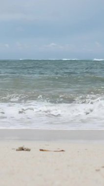 Bali, Indonezya - 22 Ocak 2018: Okyanus dalgaları ve kum, Pandawa Sahili, Bali. 4K