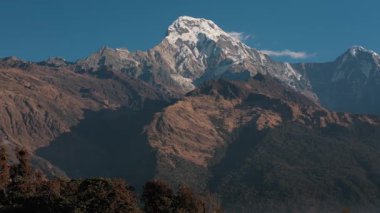 Sabah ışığı Annapurna 'nın yüksek tepelerini aydınlatıyor, güzellikleri ve dinginliği gözler önüne seriyor..
