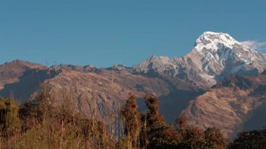 Nepal 'in Annapurna bölgesinin görkemli dağlarını aydınlatan nefes kesici sabah ışığını deneyimleyin..