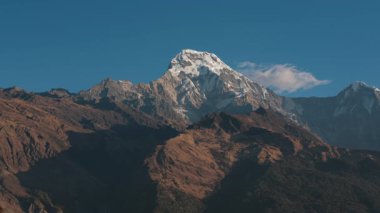 Sabah ışığı Annapurna sıradağlarının zirvelerini aydınlatıyor, Nepal, nefes kesici dağ manzaraları..