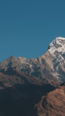 Tadapani 'nin sabah manzarası Nepal' deki görkemli Annapurna sıradağlarını gözler önüne seriyor. Dağlar doğal güzellikleri ve huzurlu manzarayı gözler önüne seriyor..