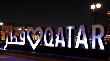 DOHA, QATAR - 6 HAZİRAN 2025: I Love Katar, gece boyunca Doha 'nın canlı ruhunu güzel bir şekilde sergiliyor
