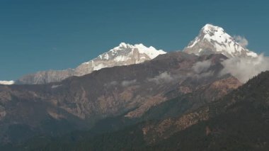 GHOREPANI, NEPAL - 9 HAZİRAN 2025: Ghorepani, Nepal 'deki görkemli dağlara bakan doğa bu huzurlu yerde güzelliğini gözler önüne seriyor.