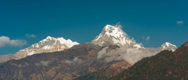 GHOREPANI, NEPAL - 9 HAZİRAN 2025 Annapurna sıradağlarının çarpıcı güzelliği, Ghorepani 'nin manzarası, ılık ışık ultra geniş araziye huzur saçar.