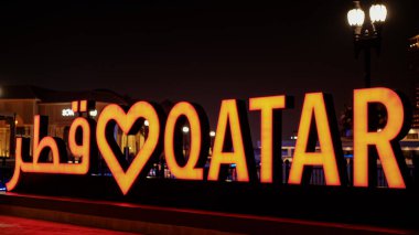 DOHA, QATAR - 6 Ocak 2025: I Love Katar, gece boyunca Doha 'nın canlı ruhu, turuncu parlak ışık.