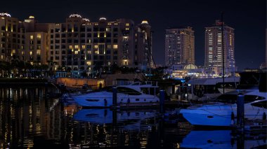 DOHA, QATAR - 6 HAZİRAN 2025: I Love Katar, gece boyunca Doha 'nın canlı ruhunu güzel bir şekilde sergiliyor