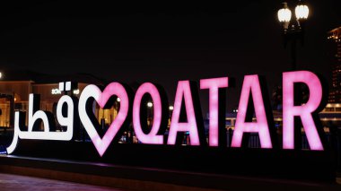 DOHA, QATAR - 6 Ocak 2025: I Love Katar 'ı Seviyorum tabelası, gece boyunca Doha' nın canlı ruhunu gözler önüne seren pembe neon ışığı