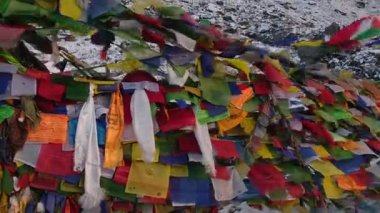ANNAPURNA Üs Kampı, NEPAL - 14 HAZİRAN 2025: Güneşin doğuşunda Annapurna Sahil Kampı 'nda dingin güzellik, serin sabah havasında rengarenk bayraklar dalgalanıyor.