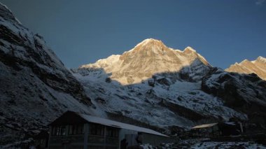 ANNAPURNA Üs Kampı, NEPAL - 14 HAZİRAN 2025: Annapurna Ana Kampı 'nda Annapurna' nın güneyine altın sarısı renkler çizen nefes kesici sabah ışığı,.