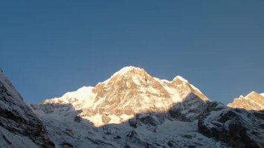 ANNAPURNA Üs Kampı, NEPAL - 14 HAZİRAN 2025: Sabah ışığı zirveyi aydınlatırken Güney Annapurna 'nın nefes kesici güzelliği, karlı ihtişamını, tavasını, geniş açısını gözler önüne seriyor.