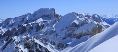 Karla kaplı dağlar Chaeserrugg 'dan görüldü.