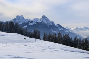 Gummfluh ve Le Rubli dağları Horeneggli kayak alanından görüldü..