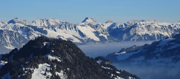 Dolina Simmental Zimą — Zdjęcie stockowe