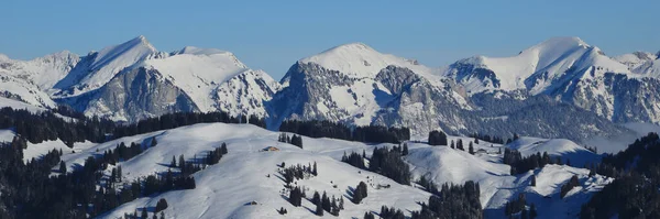 オレネグリから見える雪に覆われた丘や山 — ストック写真