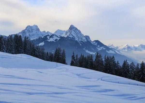Zimowy Wieczór Dolinie Saanenland Szwajcaria — Zdjęcie stockowe