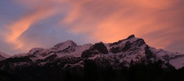 Gsteig bei Gstaad 'da gün doğumu sahnesi.