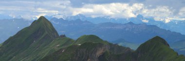 Tannhorn Dağı ve Rothorn Sırtı, İsviçre.