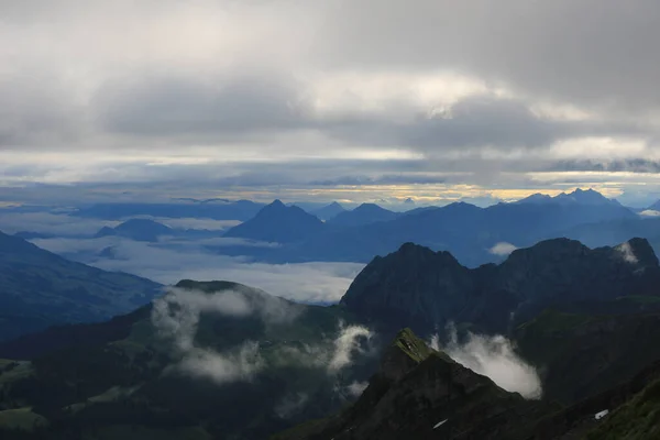 스위스 중부의 구름낀 여름날 — 스톡 사진