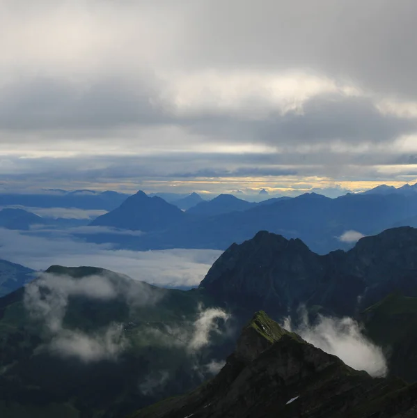 스위스 중부의 구름낀 여름날 — 스톡 사진
