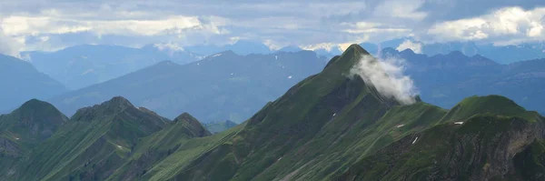 Nuvem Pendurada Monte Tannhorn Rothorn Ridge Suíça — Fotografia de Stock