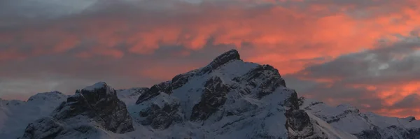 Heldere Wolken Boven Besneeuwde Bergen Zwitserland — Stockfoto