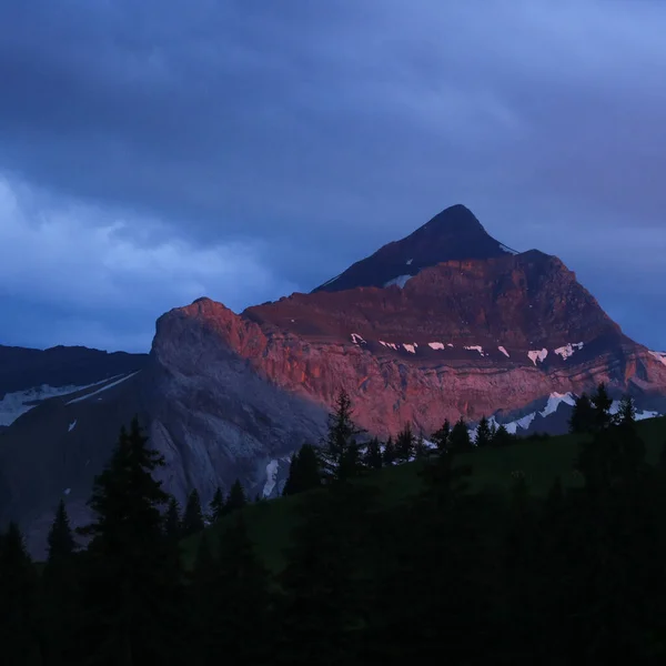 Pic Éclairé Rouge Mont Oldehore Montagne Des Alpes Suisses — Photo