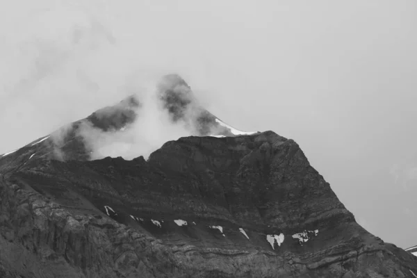 Monochromatyczny Obraz Mgły Skradającej Się Wokół Góry Oldehore — Zdjęcie stockowe