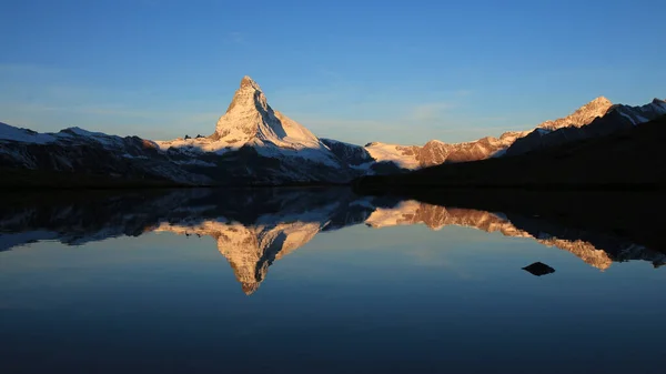 Schneebedeckte Matterhornspiegelung Stellisee — Stockfoto