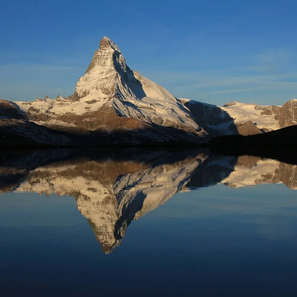 Hófödte Mount Matterhorn Tükröződik Lake Stellisee — Stock Fotó