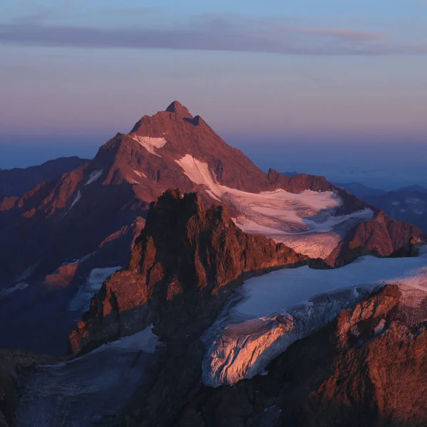 高耸的高山 黄昏时分 从瑞士泰利斯山眺望 — 图库照片
