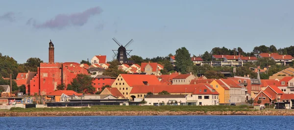 Ebeltoft デンマークの古い風車や他の建物 — ストック写真