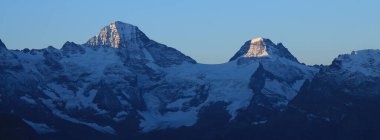 Breithorn ve Tschingelhorn gün doğumunda.