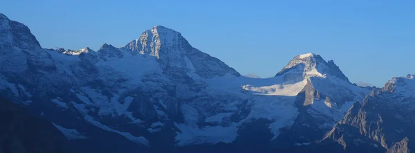 Gün Doğumunda Lauterbrunnen Vadisi Ndeki Dağlar — Stok fotoğraf