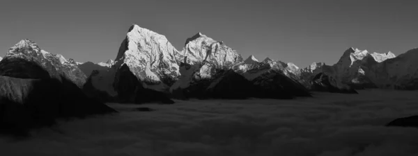ネパール 五教里から見たチョラテス山 タブチェ山 タムセルク山 — ストック写真