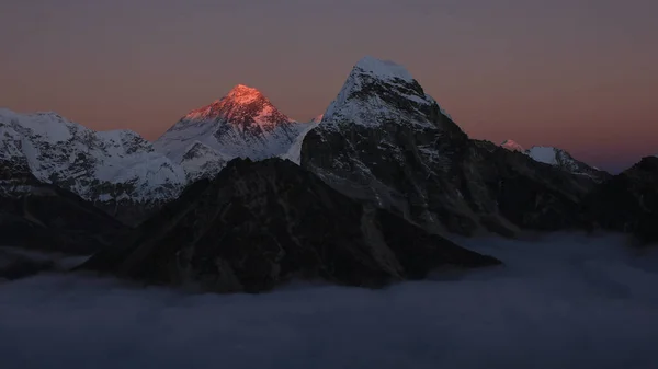 Helder Verlichte Mount Everest Omgeven Door Een Zee Van Mist — Stockfoto