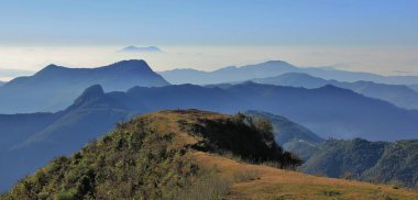 Ghale Gaun, Annapurna Koruma Alanı, Nepal 'den çarpıcı bir manzara. Sisli bir sabahta tepeler ve vadiler.
